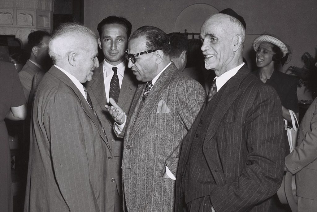 איראן הכירה בישראל "דה פקטו" ב-1950 אבל לא היתה מוכנה למסד את הקשר רשמית. ראש הממשלה בן גוריון עם הנציג האיראני רזא סאפיניה ב-1950 (צילום: טדי בראונר / לע"מ)